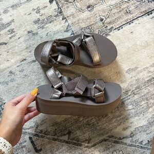 Teva platform sandals metallic gray size 5